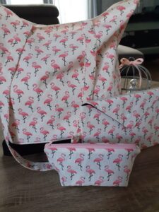 ensemble sac, trousse et pochette aux motifs flamands roses