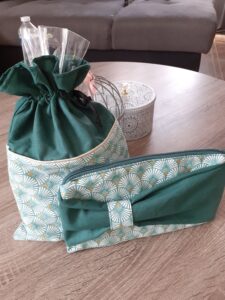 ensemble bourse et pochette aux motifs vert foncé et orange