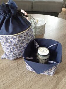 ensemble bourse et pochette aux motifs bleu marine et jaune