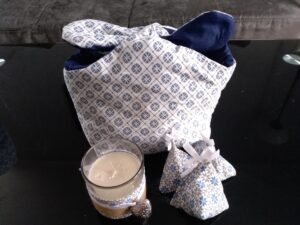 sac aux motifs rosaces bleu foncé et gris