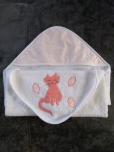 Sortie de bain bébé avec chat