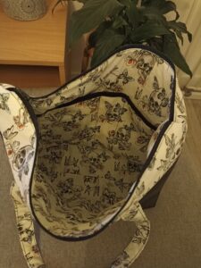 sac ouvert aux motifs tête de mort et papillon