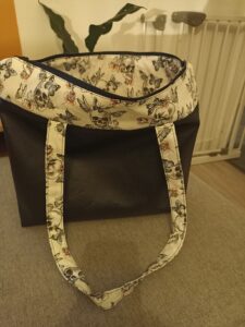 sac noir et blanc aux motifs tête de mort et papillon