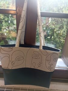 sac au motif visages dessiné avec une ligne